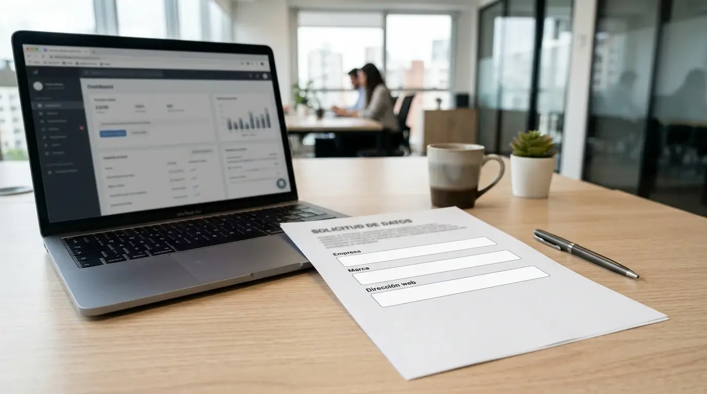 Mesa de trabajo con tabla de entidades, marcas y dominios sin logotipos